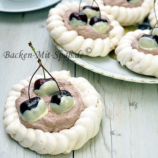 Rezeptbild: Baiser-Törtchen mit Kirschen