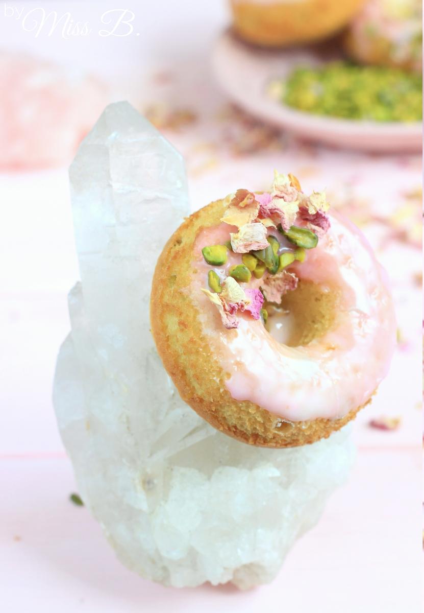Rezeptbild: Pistazien-Rosen-Donuts