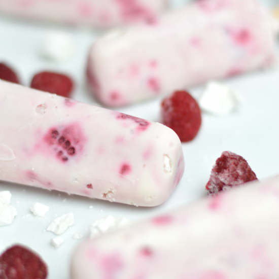 Rezeptbild: Himbeer-Mascarpone-Eis mit Baiserstückchen