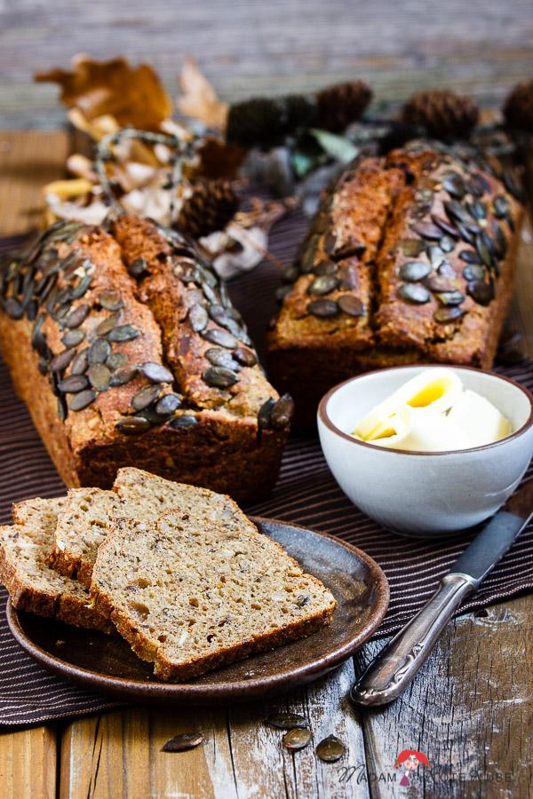 Rezeptbild: Kürbisbrot mit Buttermich & Saaten
