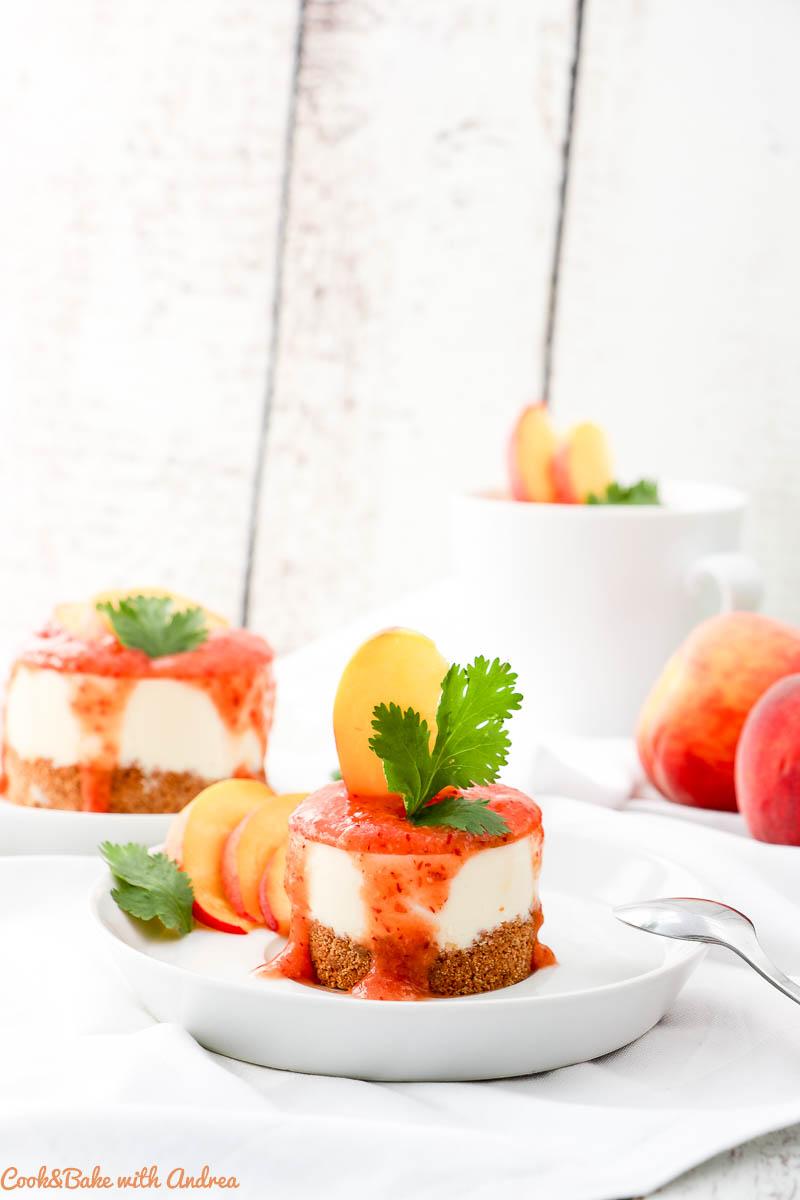 Rezeptbild: No Bake Schoko-Quark-Törtchen mit Pfirsich