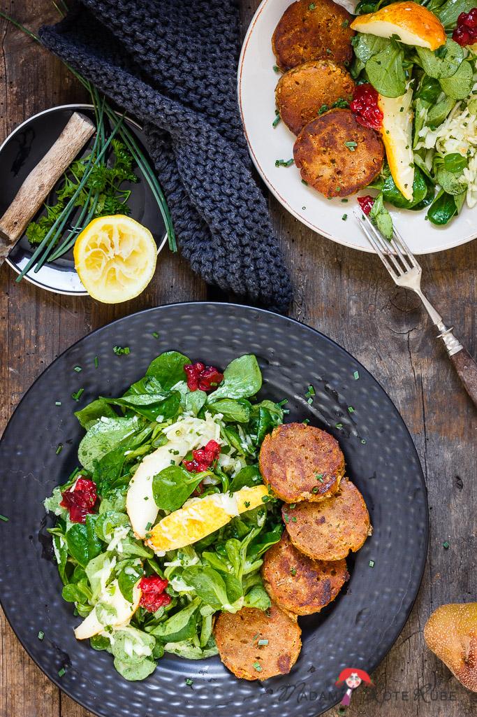 Rezeptbild: Knusprig gebratene Semmelknödel zu Feldsalat mit Birne und Sellerie-Vinaigrette