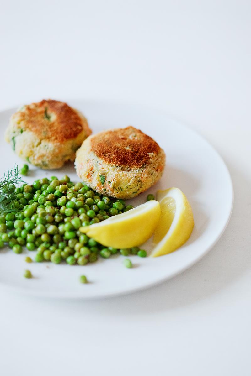 Rezeptbild: Lachs-Kartoffel-Frikadellen und Erbsensalat mit Zitronendressing