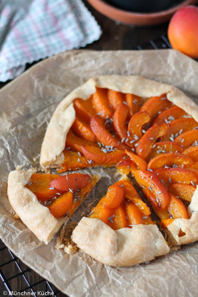 Rezeptbild: Galette mit Aprikosen und Lavendel