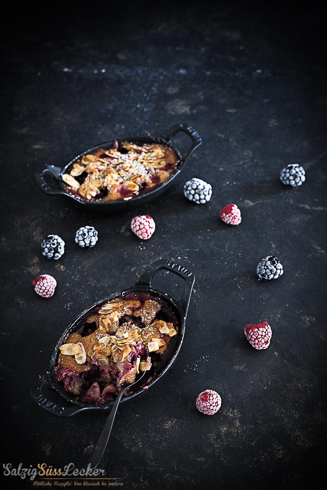 Rezeptbild: Leckere Beeren-Clafoutis mit Tonkabohneneis