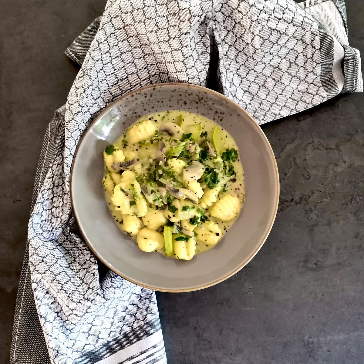 Rezeptbild: Gnocchi-Pfanne mit Spinat, Pilzen & Zucchini