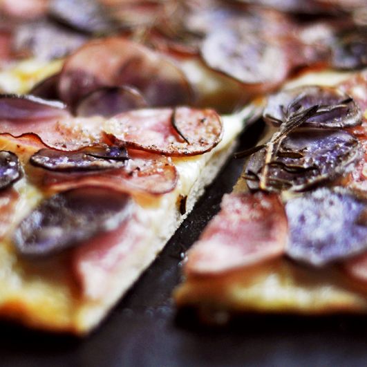 Rezeptbild: Kartoffelpizza mit Mozzarella und Rosmarin