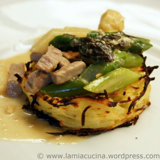 Rezeptbild: Spargel-Kalbs-Ragout im Kartoffelnest