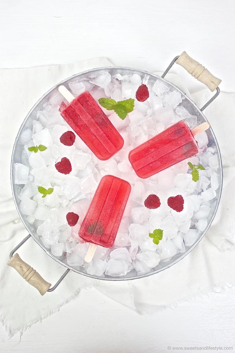 Rezeptbild: Himbeer-Melissen-Eis-am-Stiel