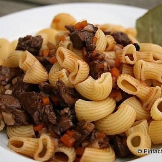 Rezeptbild: Hörnchennudeln mit Entenhaxlragout