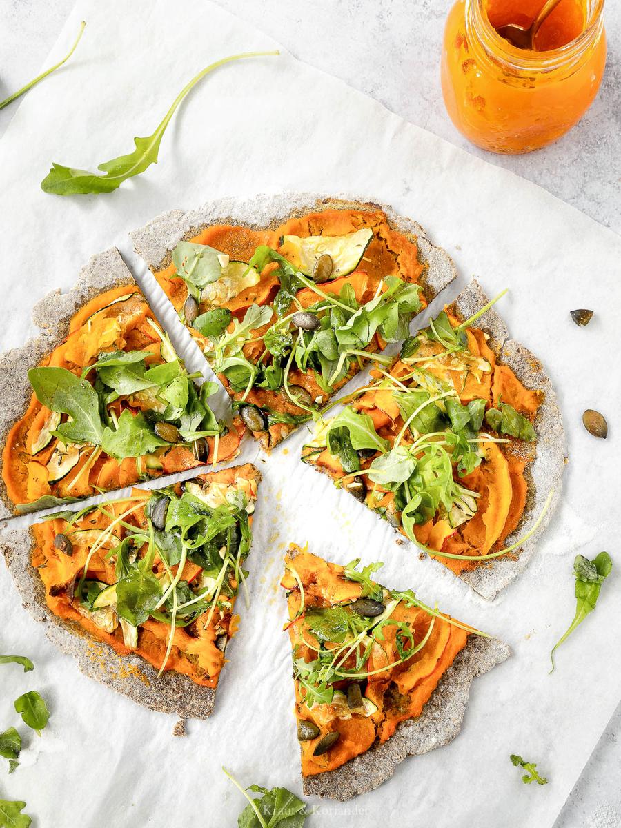 Rezeptbild: Gesunde, vegane Kürbispizza mit glutenfreiem Boden