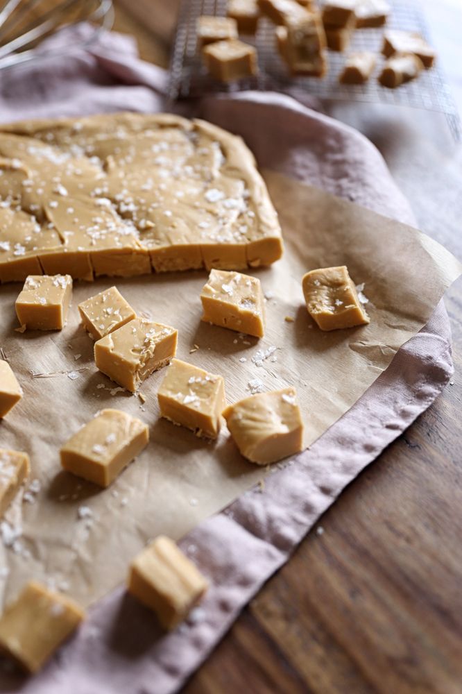 Rezeptbild: KARAMELL FUDGE MIT GROBEN MEERSALZ