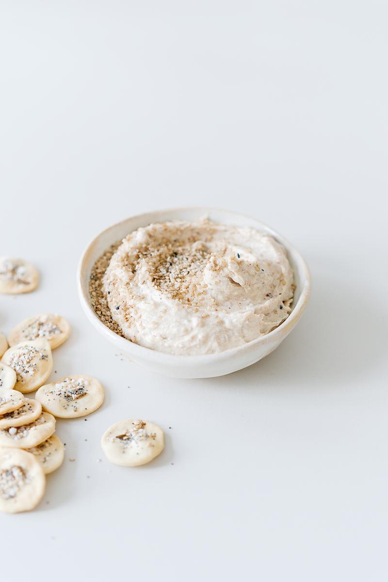 Rezeptbild: Dattel-Feta-Dip mit Joghurt, Tahin und Sesam
