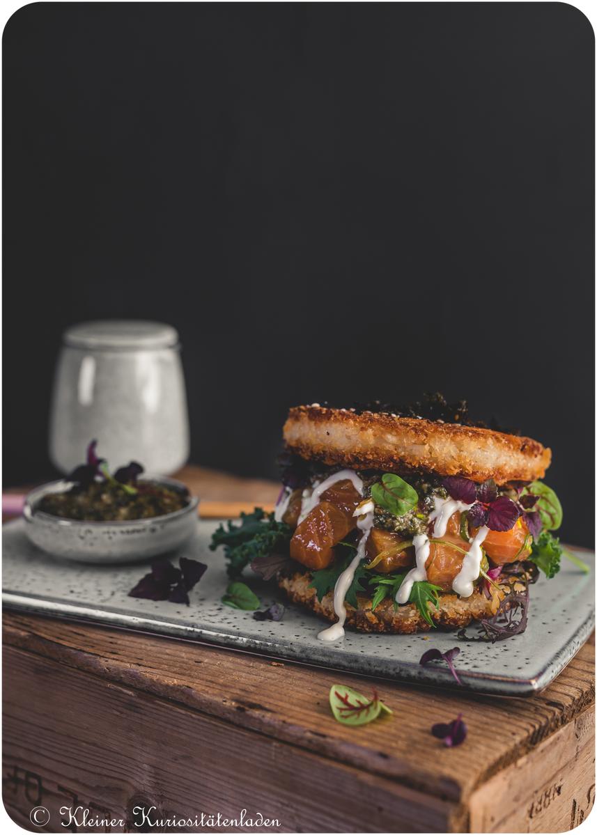 Rezeptbild: Onigiriburger mit Lachspoke und Kombupesto