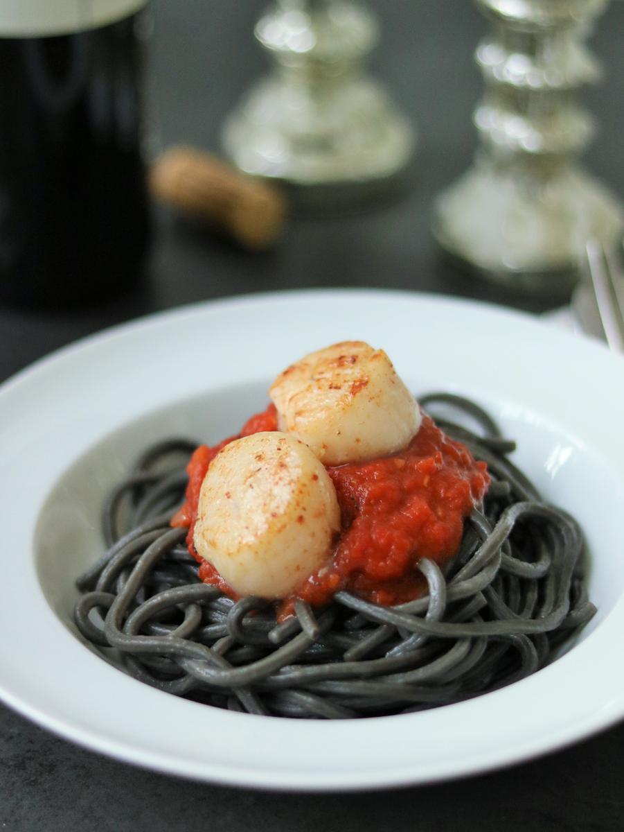 Rezeptbild: Sepia Tagliatelle mit Jakobsmuscheln