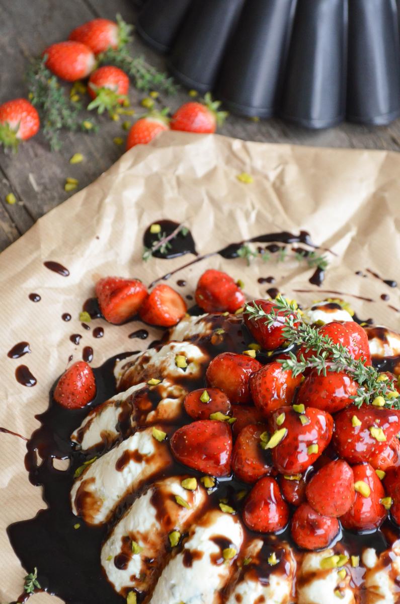Rezeptbild: Ziegenkäse-Terrine mit Balsamico-Erdbeeren