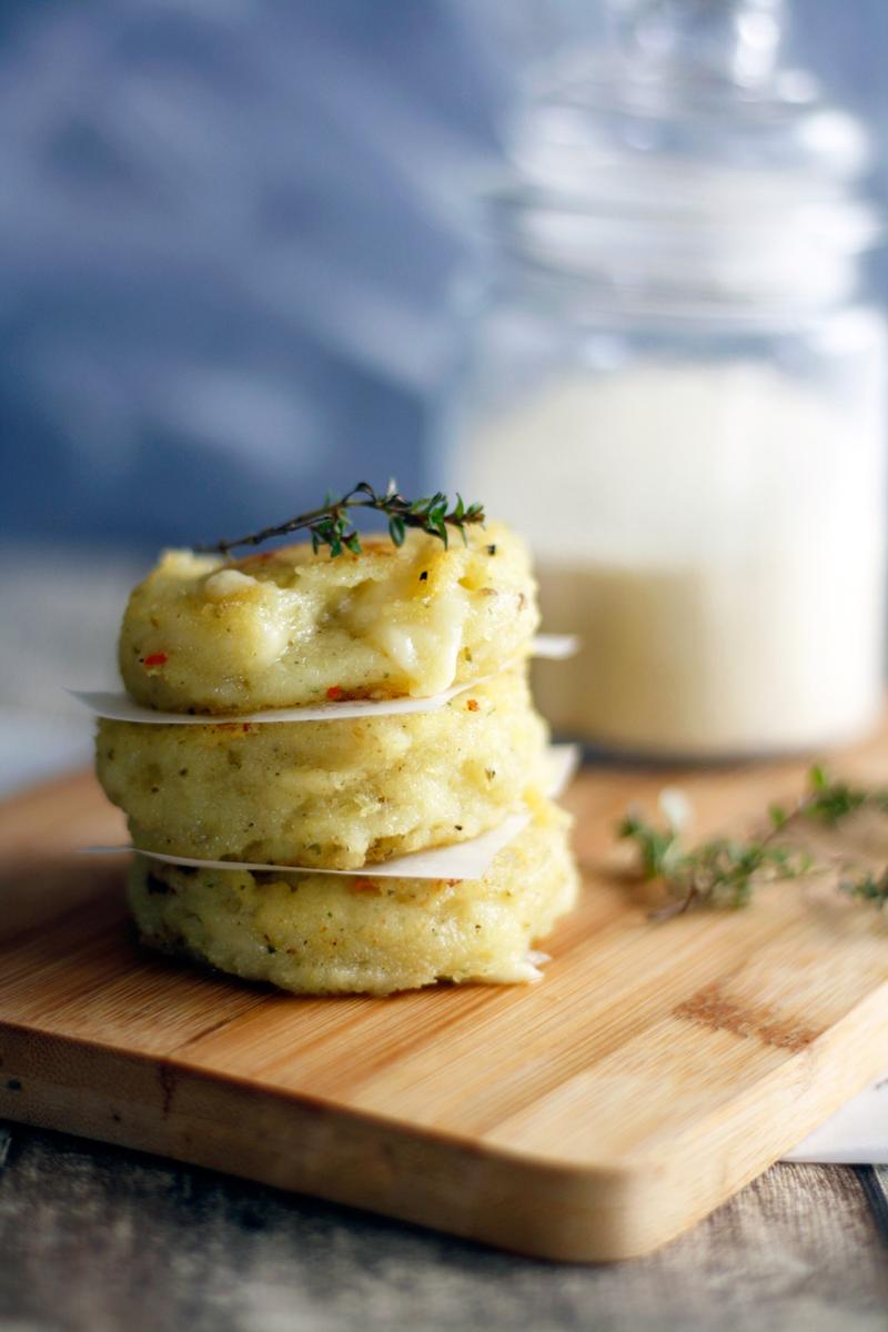 Rezeptbild: Grießtaler mit Käse, Champignons und Rucola