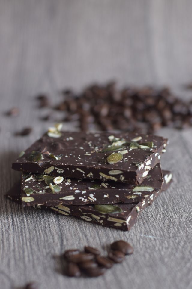 Rezeptbild: Schokolade mit gerösteten Kürbiskernen und Espresso