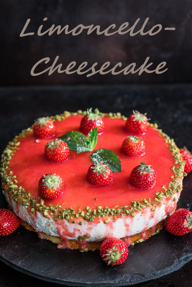 Rezeptbild: LIMONCELLO-CHEESECAKE MIT ERDBEERSAUCE