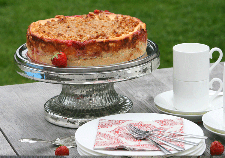 Rezeptbild: Erdbeer-Rhabarber-Käsekuchen mit Walnusshaube