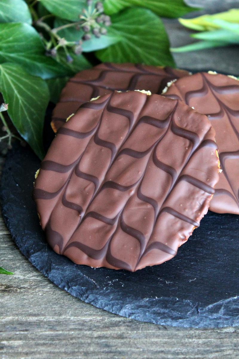 Rezeptbild: Knusprige Taler mit Schokoladenverzierung