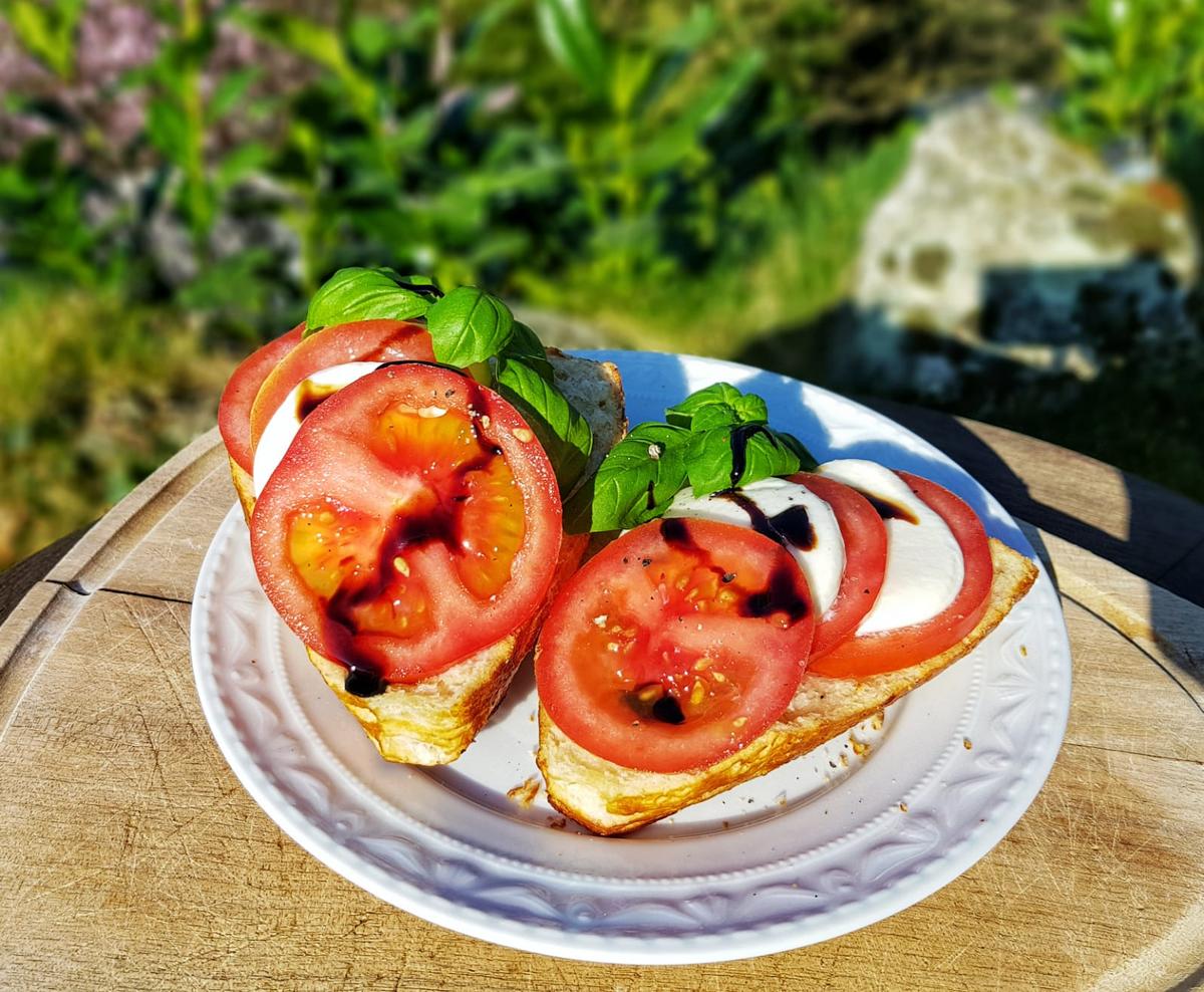 Rezeptbild: Laugenecke mit Tomaten-Mozzarella