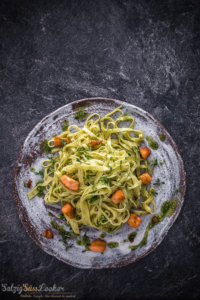 Rezeptbild: Tagliatelle mit Rucola-Pesto und Lachs