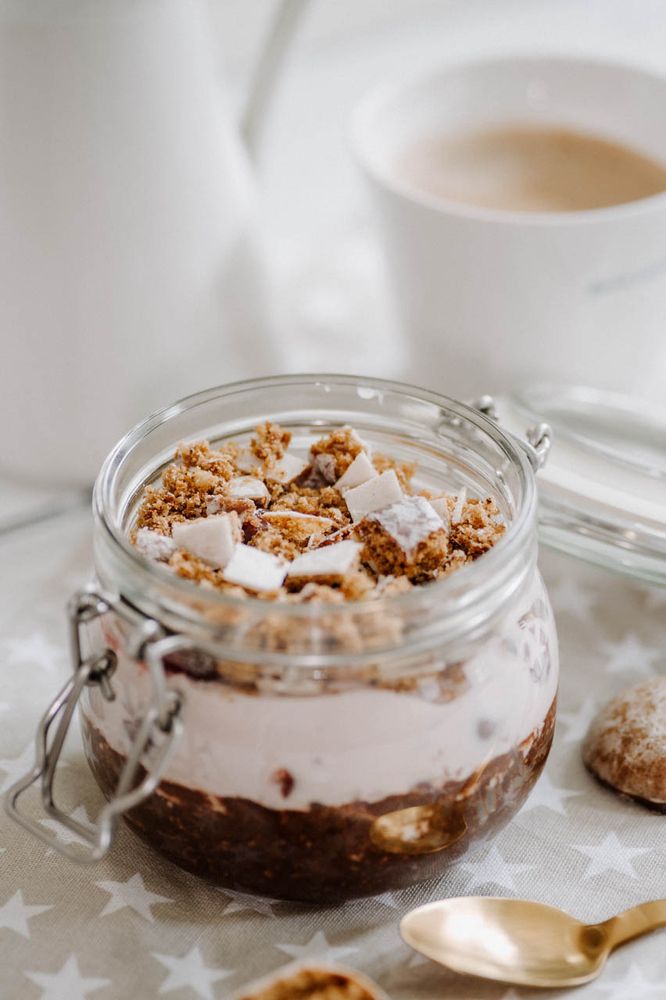 Rezeptbild: LEBKUCHEN OVERNIGHT OATS MIT SCHOKOLADE UND KIRSCHQUARK