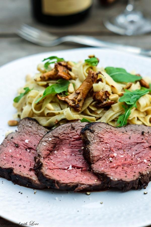Rezeptbild: Rinder-Tagliata auf Tagliatelle und Pfifferlingen