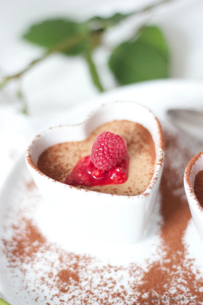 Rezeptbild: Mousse au Chocolat mit Baileys und Himbeeren