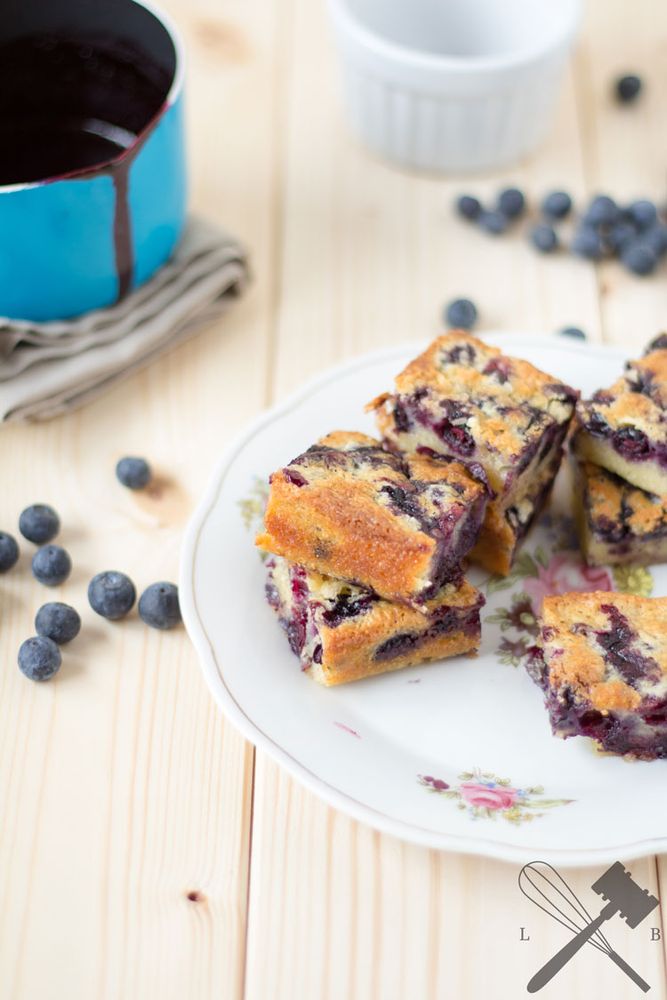 Rezeptbild: Heidelbeer Blondies mit Sauce