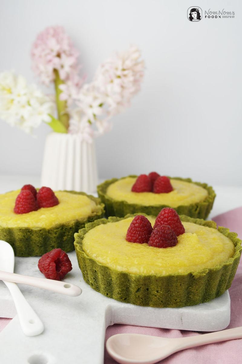 Rezeptbild: Vegane Matcha-Tartes mit cremigem Mango Curd
