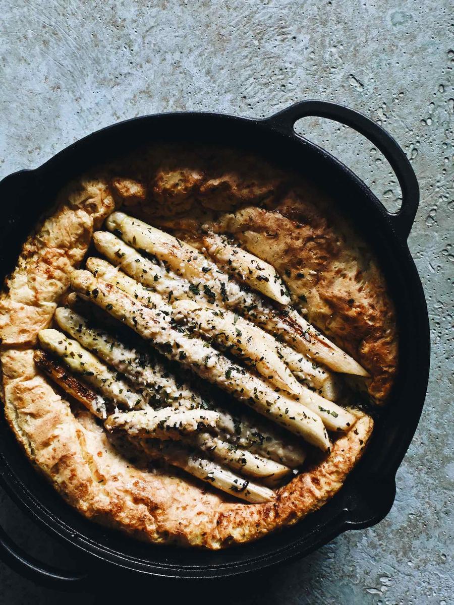 Rezeptbild: OFENPFANNKUCHEN DUTCH BABY MIT SPARGEL