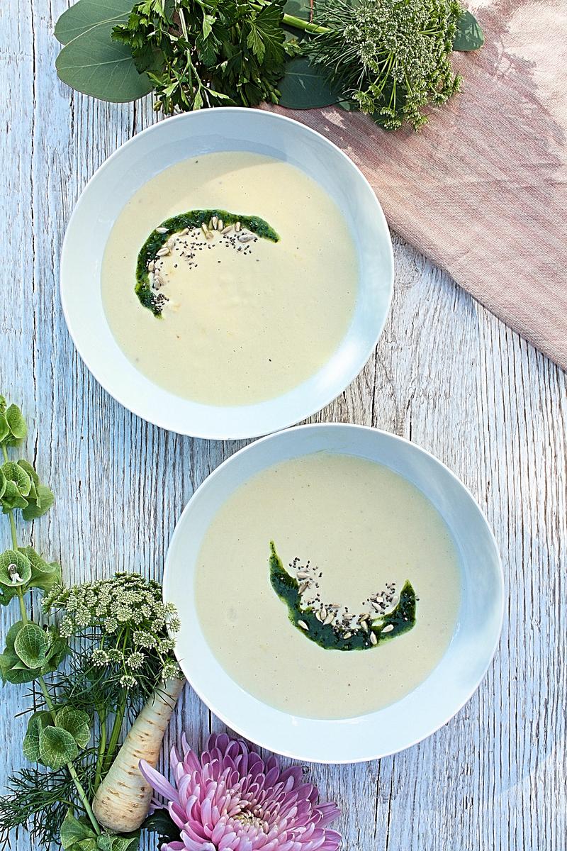 Rezeptbild: Petersilienwurzelsuppe mit Petersilienöl