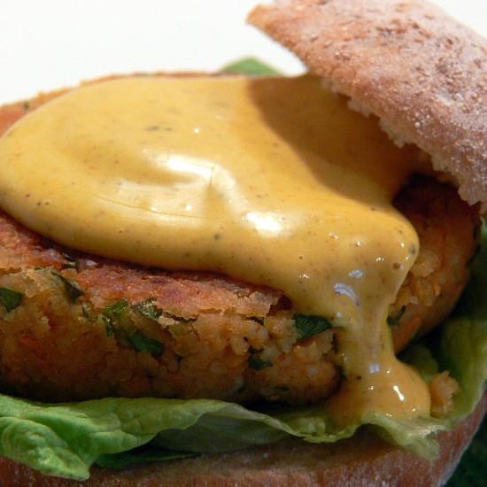 Rezeptbild: Bulgur-Linsen-Burger mit Curry-Mayonnaise