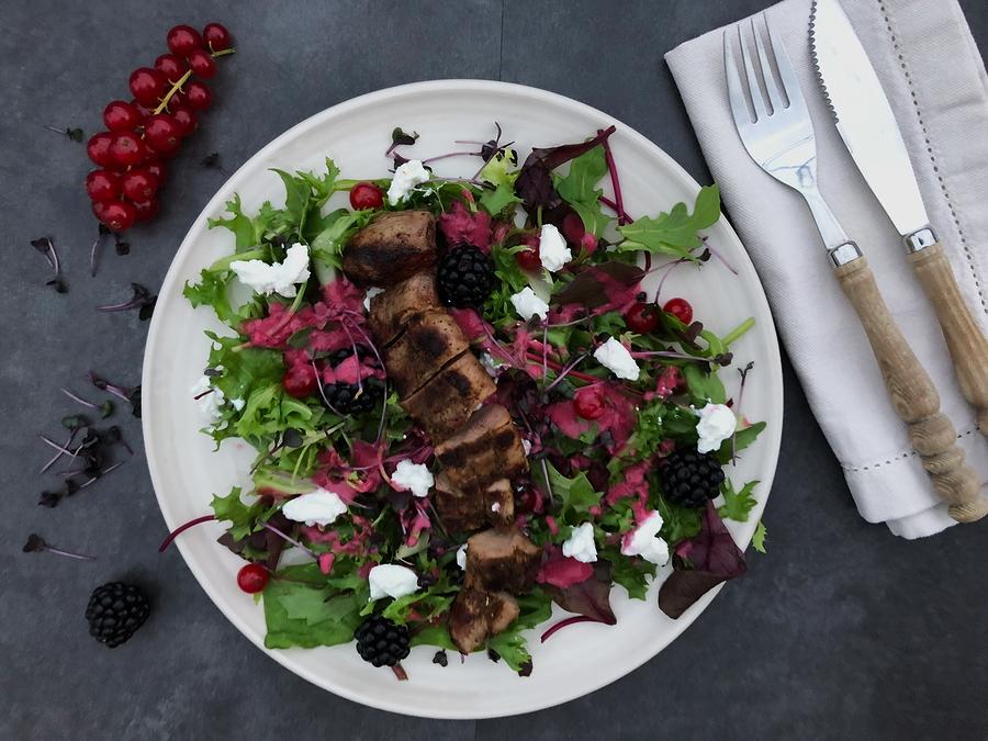 Rezeptbild: Rehfilet auf Blattsalat