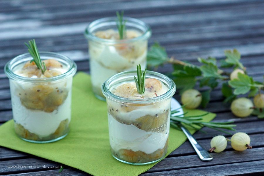 Rezeptbild: Stachelbeer-Rosmarin-Kompott mit Zitronenquark