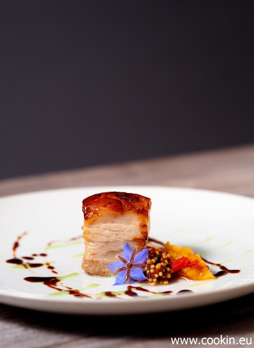 Rezeptbild: Schweinebauch Sous Vide, Pfirsich-Chutney, eingelegte Senfkörner