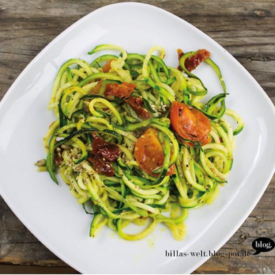 Rezeptbild: Zucchinispaghetti mit Tomaten & Sesam