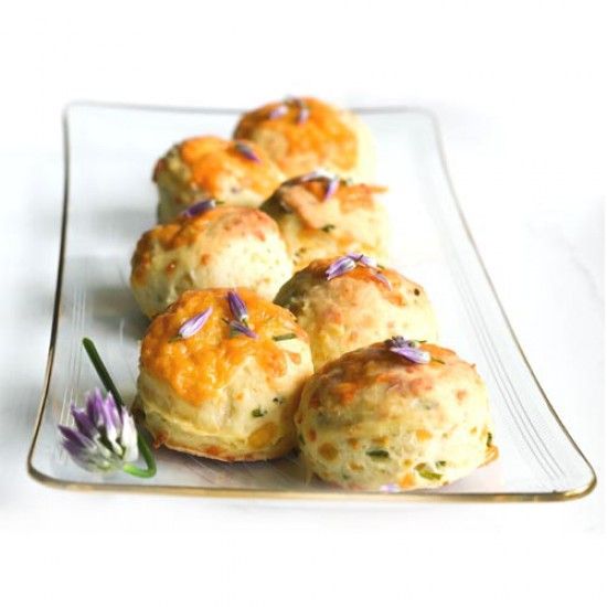 Rezeptbild: Scones mit Cheddar, Schnittlauch und Blüten