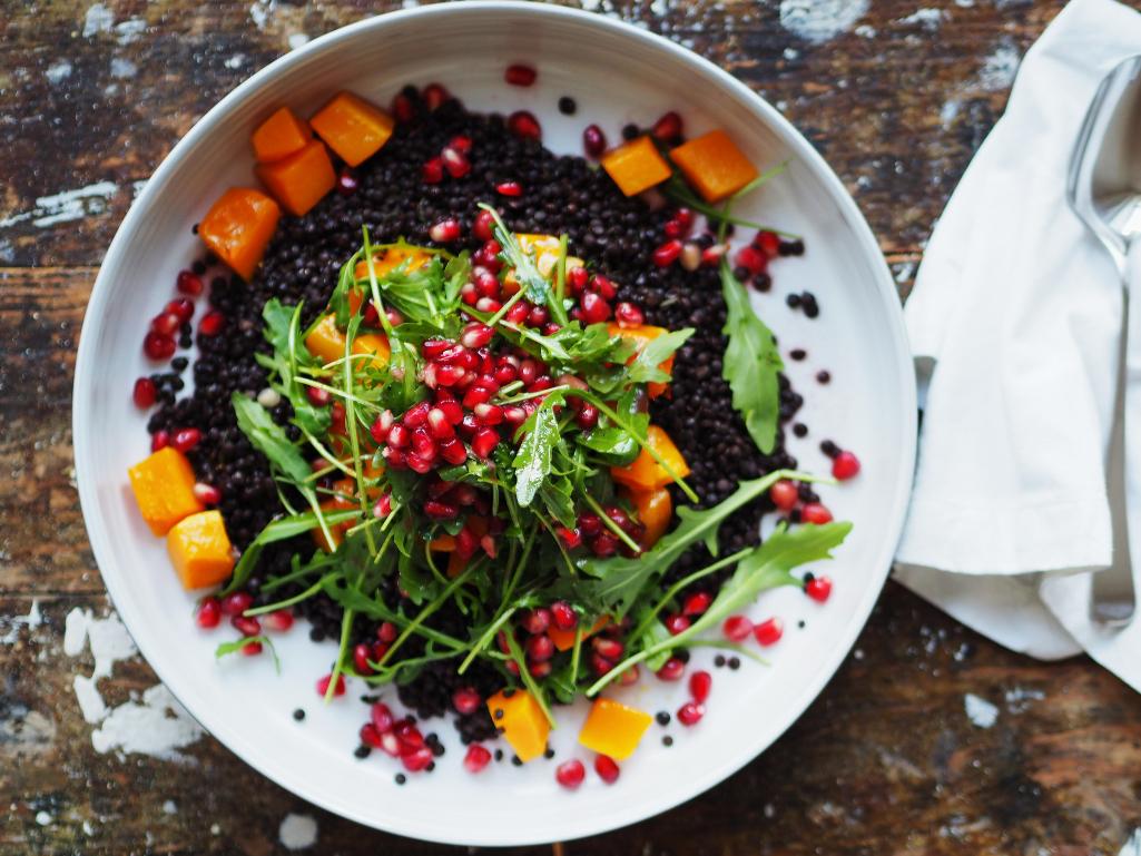 Rezeptbild: Belugalinsen-Salat mit Butternut, Granatapfel und Rauke