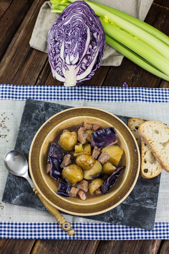 Rezeptbild: Schweine Gulasch Rezept mit Kartoffeln, Rotkohl & Sellerie