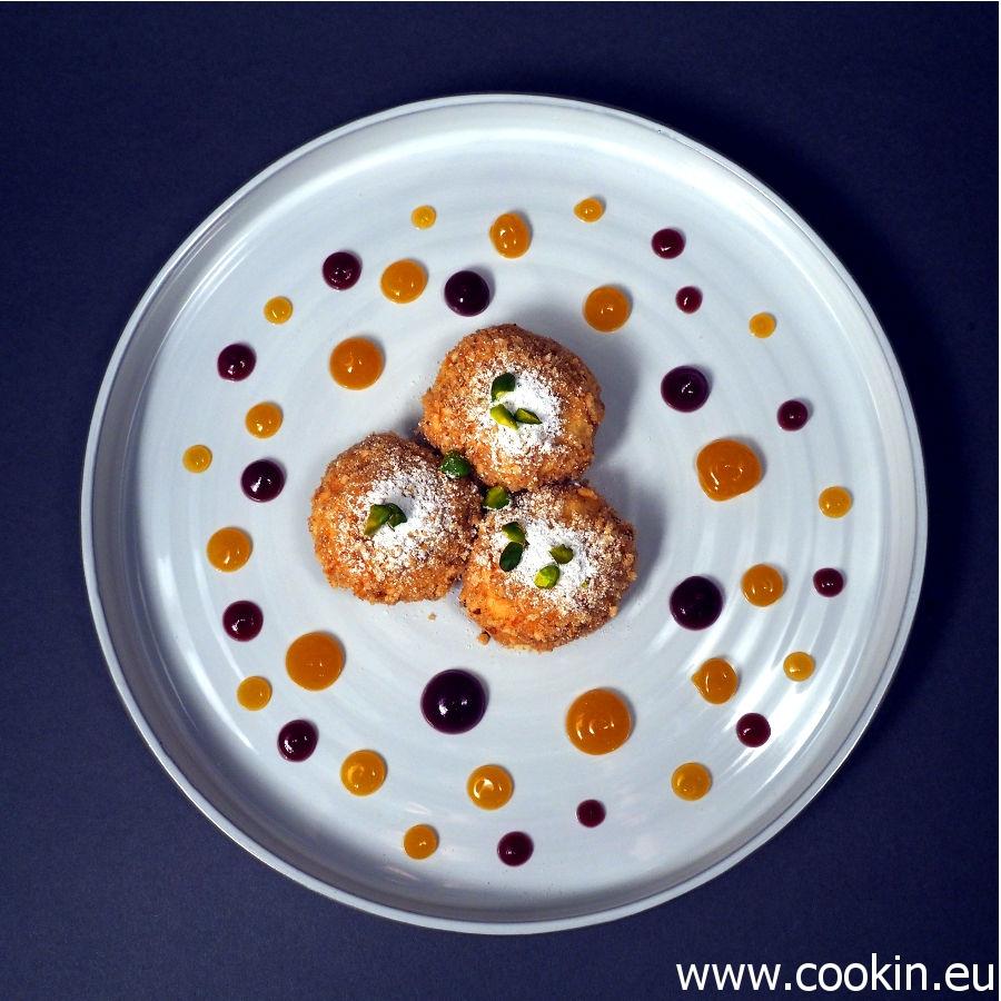Rezeptbild: Topfenknödel mit Brioche, Kirschgel und Passionsfruchtgel