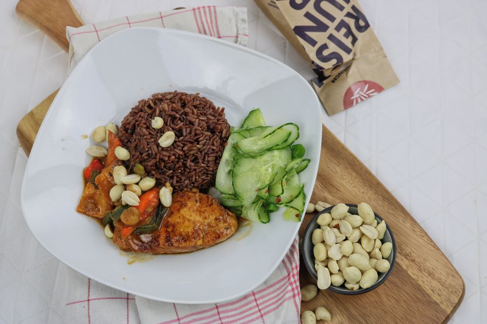 Rezeptbild: Erdnuss-Hähnchen mit rotem Reis und Chili-Gurkensalat