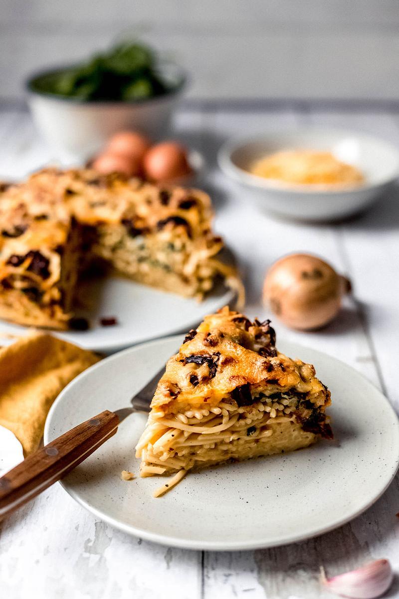 Rezeptbild: Herzhafter Spaghetti-Kuchen mit frischem Spinat und getrockneten Tomaten