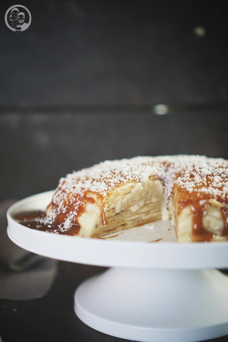Rezeptbild: Kokos-Crêpestorte mit salzigem Karamell