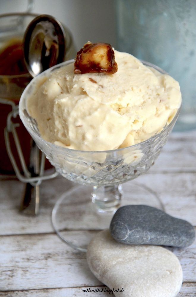 Rezeptbild: Gesalzenes Karamelleis mit Macadamia