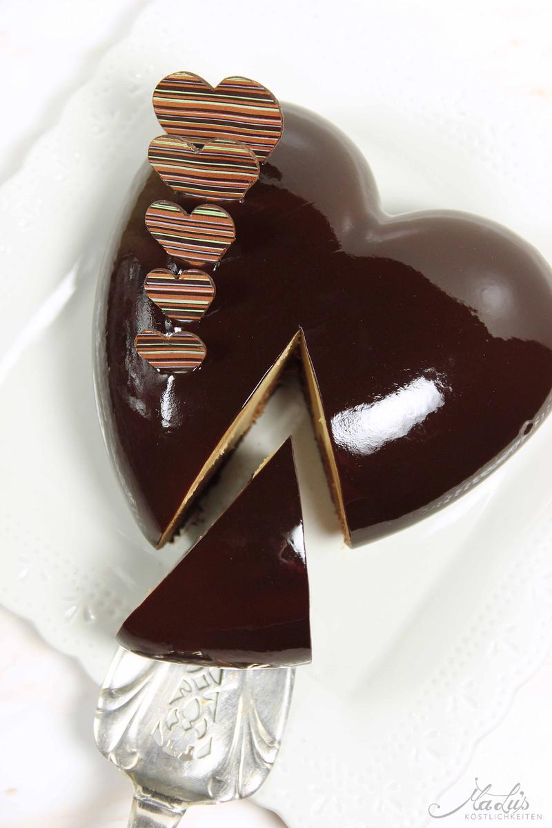 Rezeptbild: Kaffeemousse Torte mit Rumkugeln