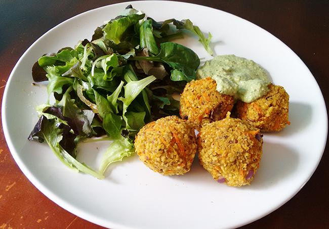 Rezeptbild: Frischer Blattsalat mit Couscous-Möhren-Bällchen