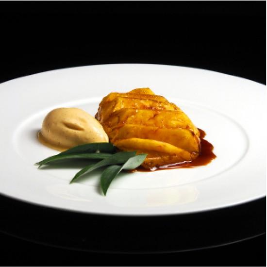 Rezeptbild: Geschmorte Ananas im Rumkaramell mit tasmanischem Pfeffer und Vanilleeis